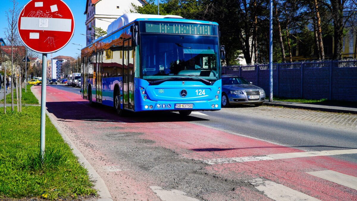 VIDEO Banda specială pentru autobuze de pe Calea Cisnădiei, plină de gropi – Șofer Tursib: „S-a mâncat asfaltul”