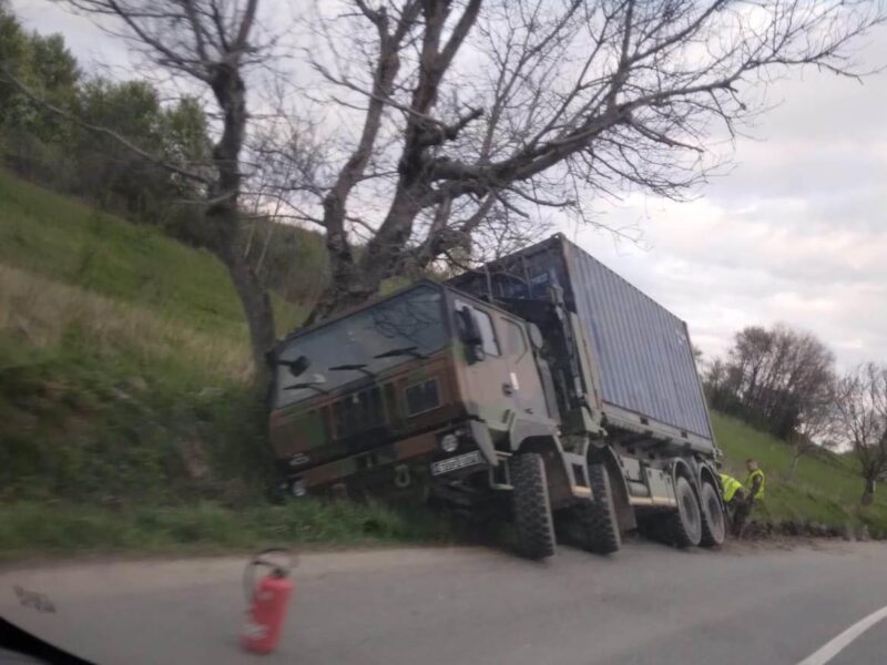 camion al armatei, ajuns într-un șanț dintr-un sat de lângă sibiu