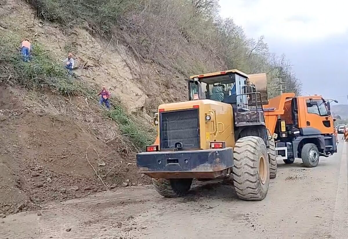 video: alunecările de teren de pe valea oltului de la călimănești - drumarii lucrează pentru a debloca drumul