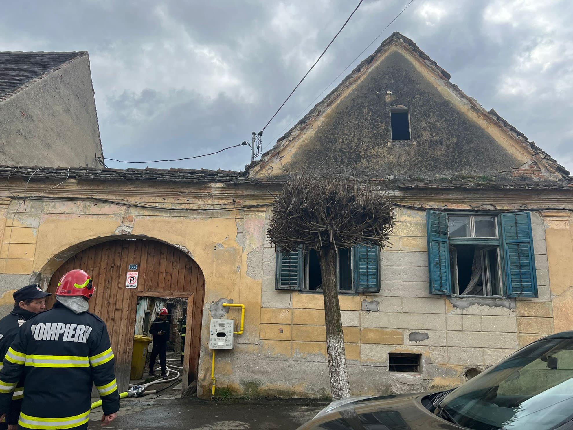 foto: casă în flăcări la cisnădie - trei copii duși la spital - pompierii au salvat și un câine