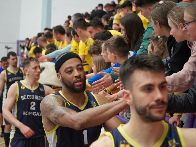 video foto csu sibiu pierde dramatic meciul patru cu voluntari - partida decisivă pentru semifinale se dispută duminică