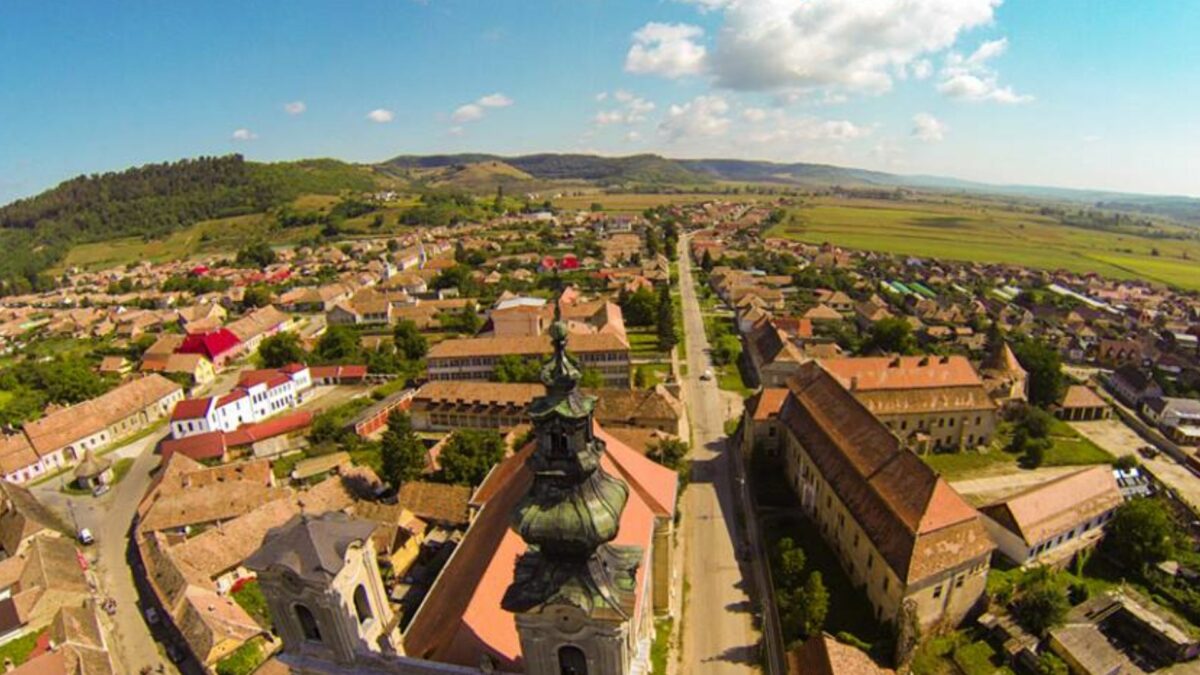 Locuitorii din Dumbrăveni deranjați de mirosul greu ce plutește peste oraș. Primarul garantează că e temporar.