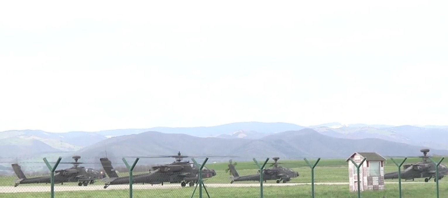 imagini rare - zeci de elicoptere de lupta apache “parcate” pe aeroportul din sibiu