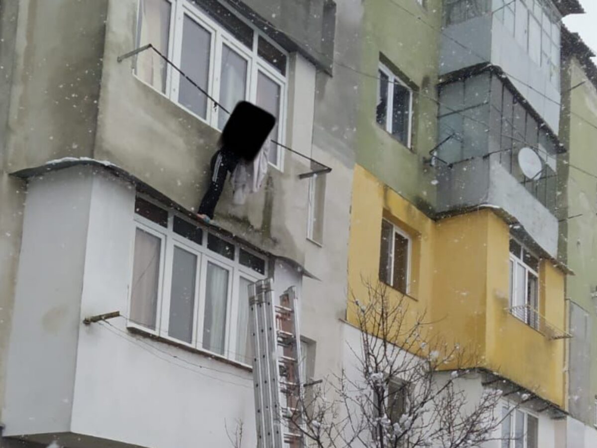 femeie salvată de pompieri la avrig - a sărit pe geam după o ceartă cu soțul și a rămas blocată în sârma de rufe