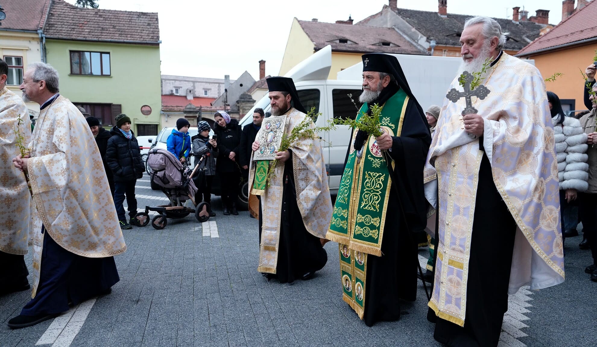 foto: credincioșii din sibiu au participat la procesiunea de florii la catedrala mitropolitană