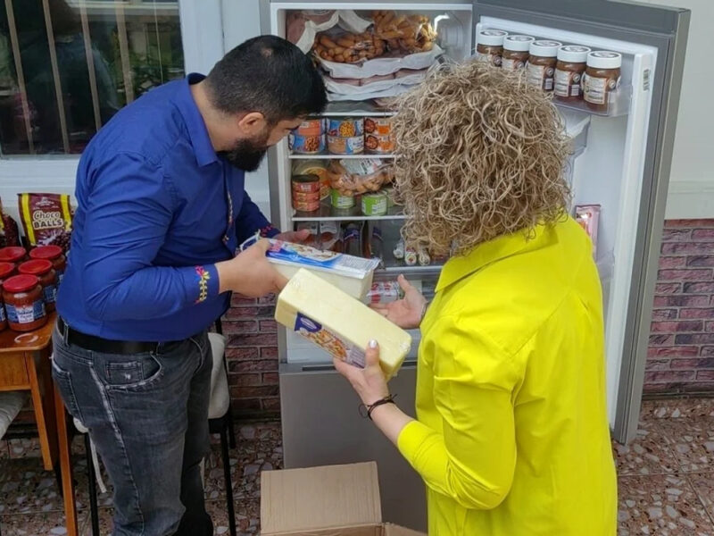 primul frigider comunitar din românia - nevoiașii pot lua mâncare fără să plătească, însă cu o condiție