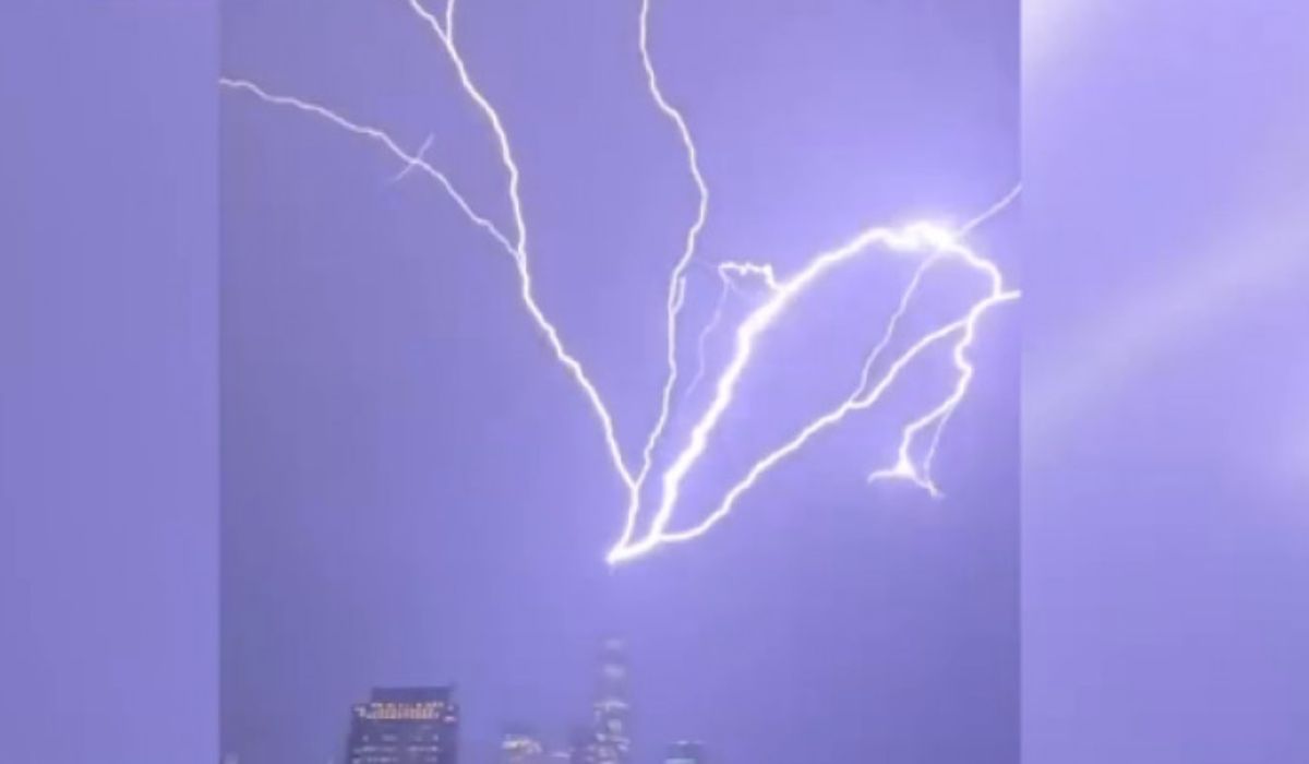 video imagini spectaculoase realizate în new york - faimosul freedom tower a fost lovit de fulger
