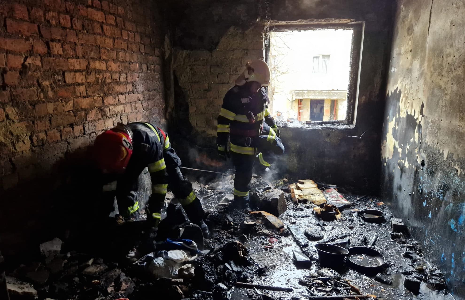 FOTO: Optzeci de persoane evacuate dintr-un bloc din Mediaș - Incendiu într-un apartament