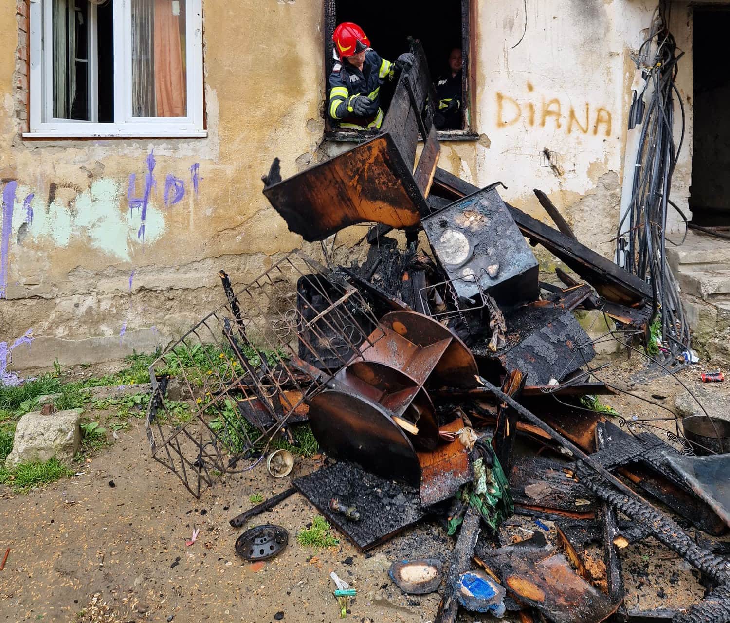 FOTO: Optzeci de persoane evacuate dintr-un bloc din Mediaș - Incendiu într-un apartament