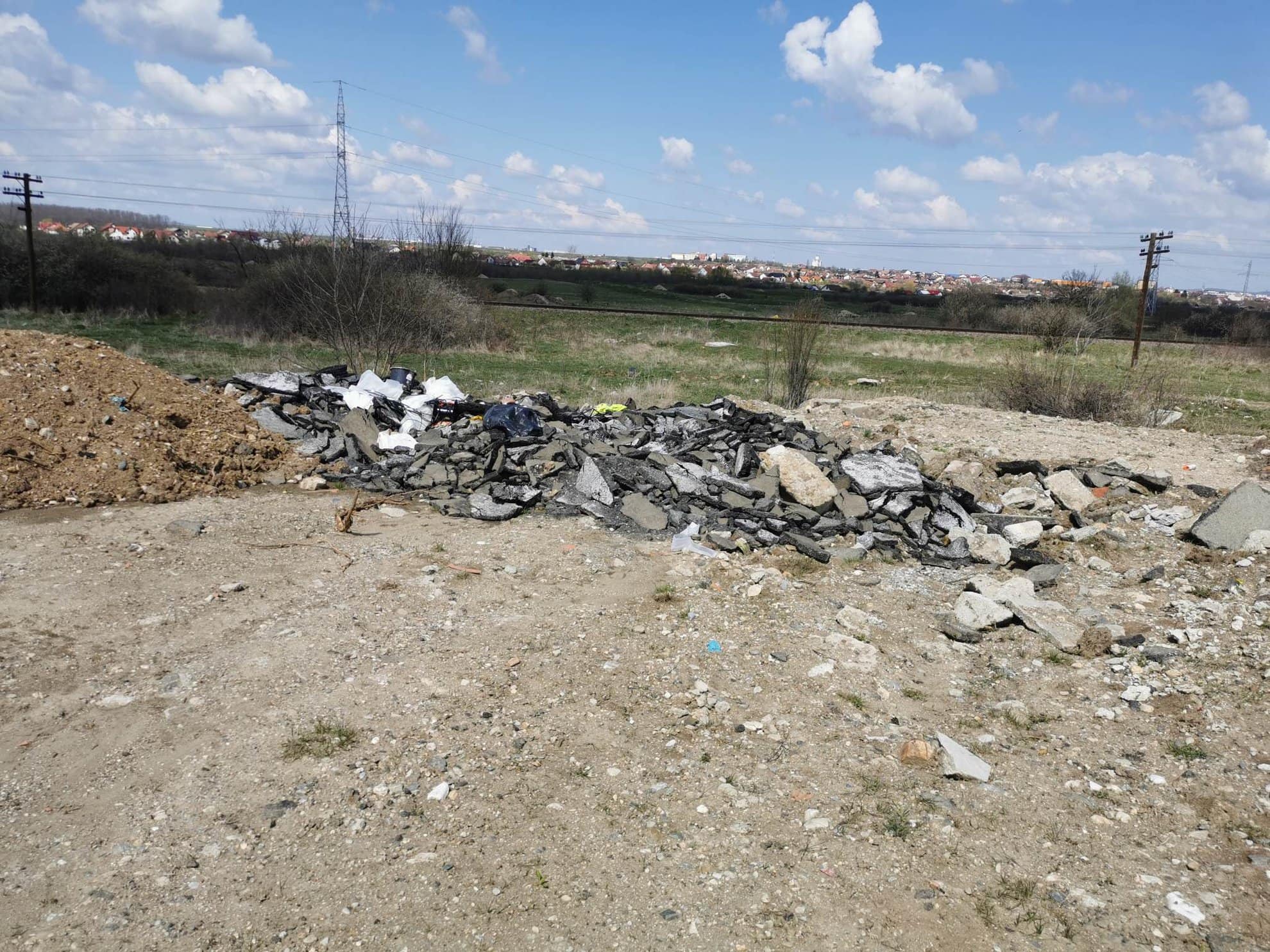 groapă de gunoi clandestină lângă cel mai nou parc al sibiului – e plină de moloz, televizoare defecte și deșeuri