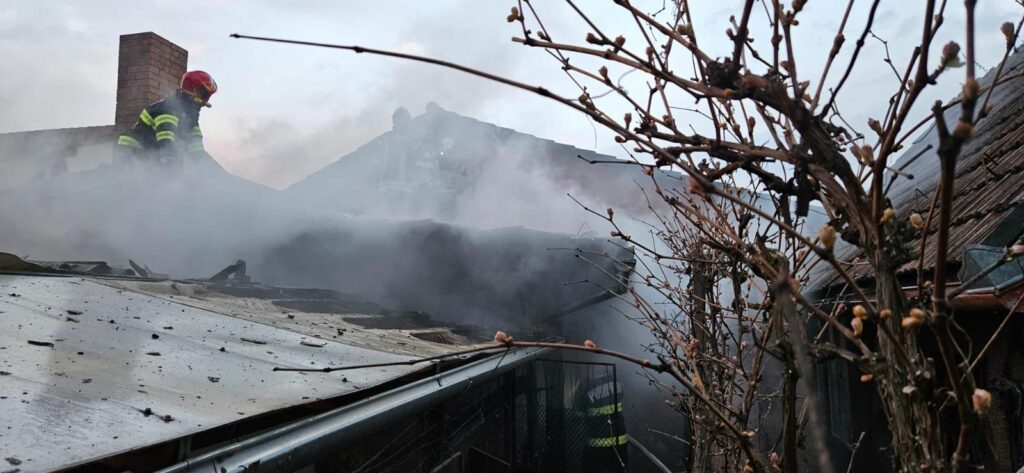 VIDEO Incendiu pe strada Eremia Grigorescu - A luat foc o anexă gospodărească