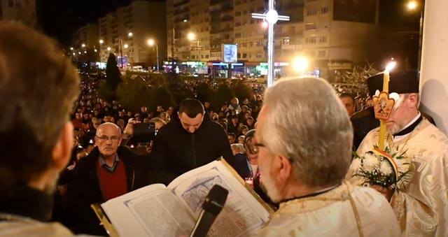 galerie foto: mii de sibieni au celebrat învierea la biserica înălțarea domnului de pe bulevardul mihai viteazu din sibiu