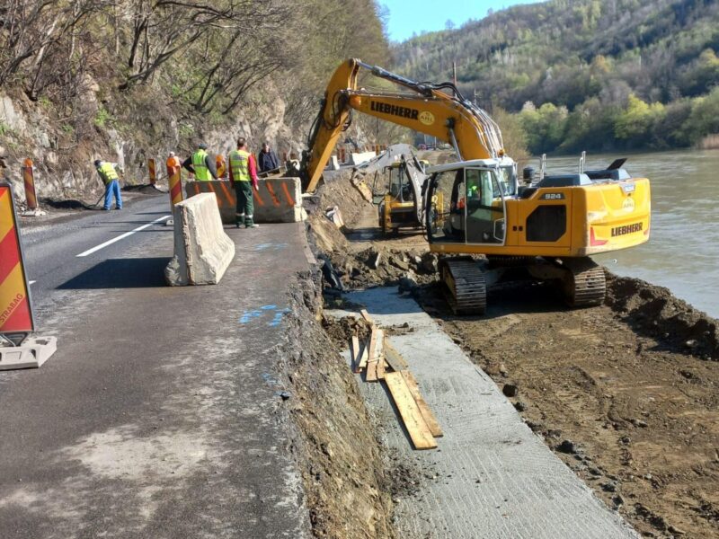 FOTO: Lucrările de pe DN7 de la Boița au fost reluate 