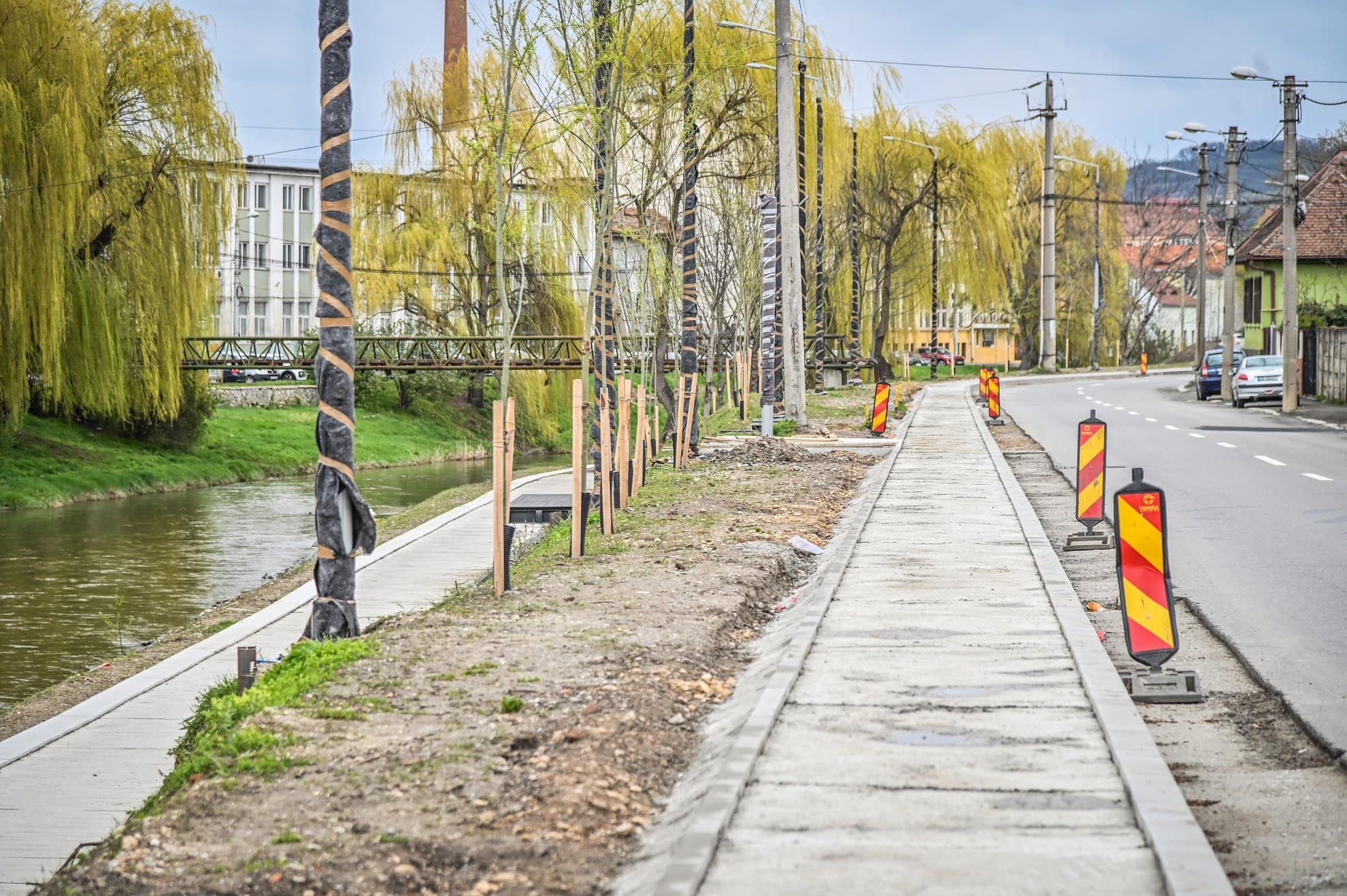 pista pentru biciclete de pe malurile cibinului e aproape gata - urmează amenajarea pasarelei circulare de la confluența cu pârâul rossbach