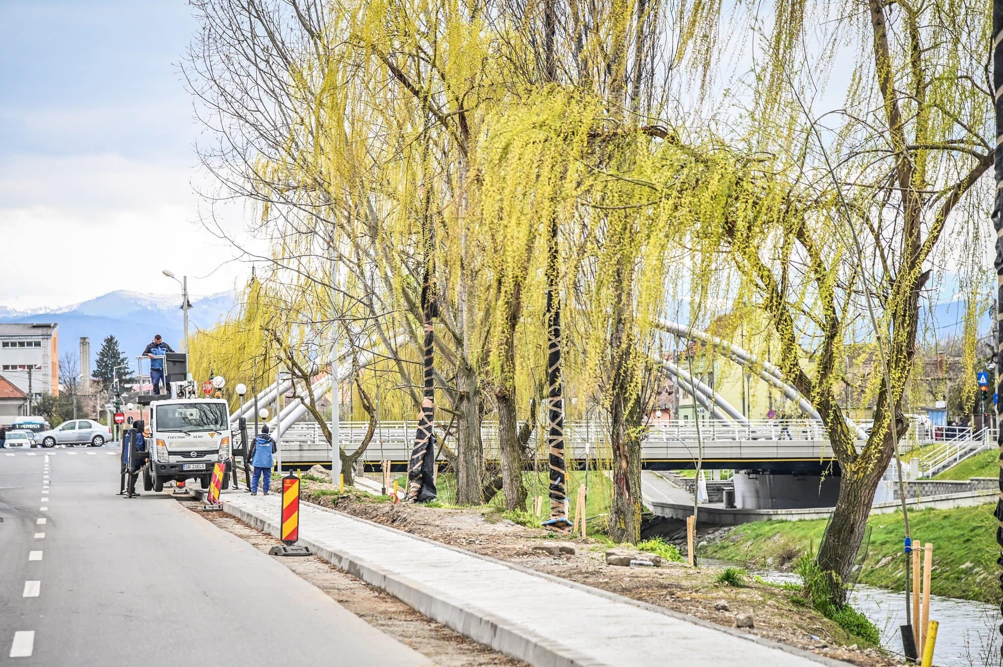 pista pentru biciclete de pe malurile cibinului e aproape gata - urmează amenajarea pasarelei circulare de la confluența cu pârâul rossbach