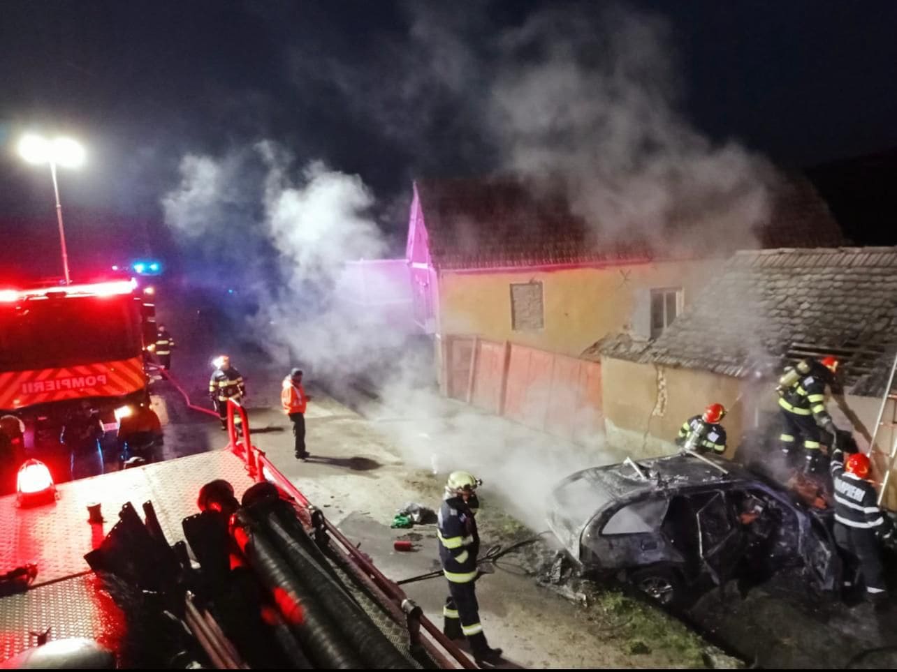 o mașină a lovit zidul unei case la chirpăr - autoturismul a luat foc