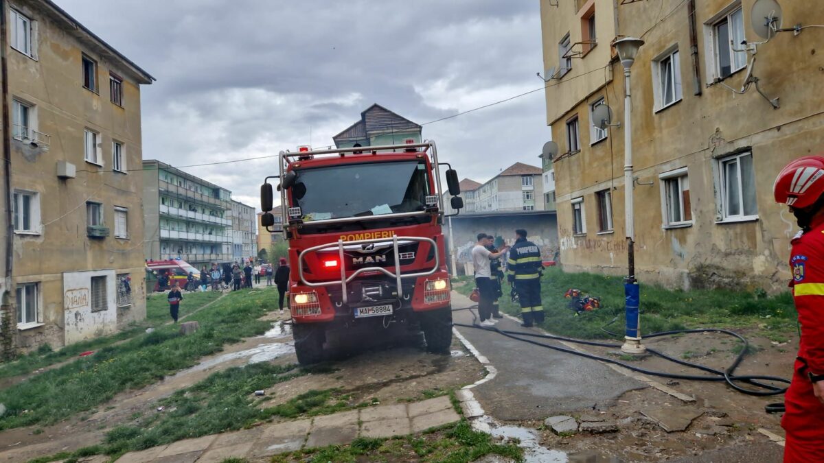 FOTO: Optzeci de persoane evacuate dintr-un bloc din Mediaș - Incendiu într-un apartament