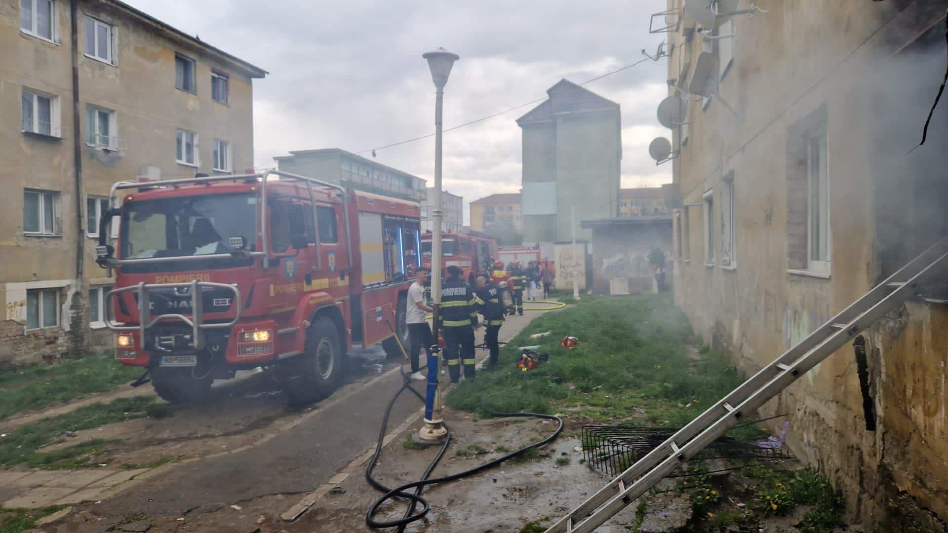 FOTO: Optzeci de persoane evacuate dintr-un bloc din Mediaș - Incendiu într-un apartament