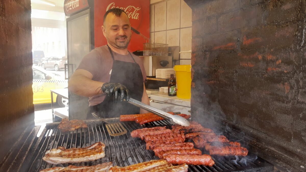 unde mâncăm cei mai buni mici la sibiu - terasele din piața cibin și la nea gigi în târgul obor, pe primele locuri