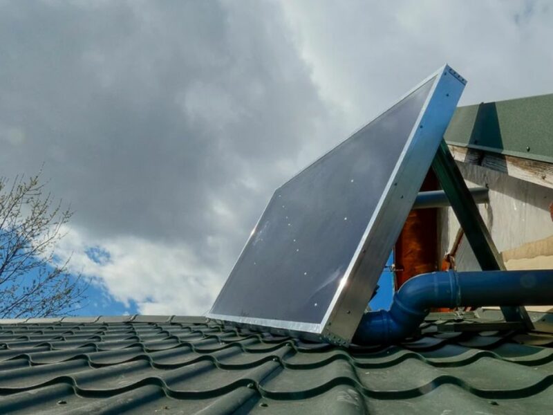 metoda inedită a unui român de a economisi la încălzire - și-a construit un panou solar care încălzește aerul din casă