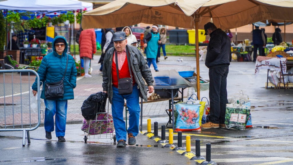 foto febra cumpărăturilor de paște - drobul și pasca, „vedete” în piața tărănească - oamenii s-au înghesuit și la ouă