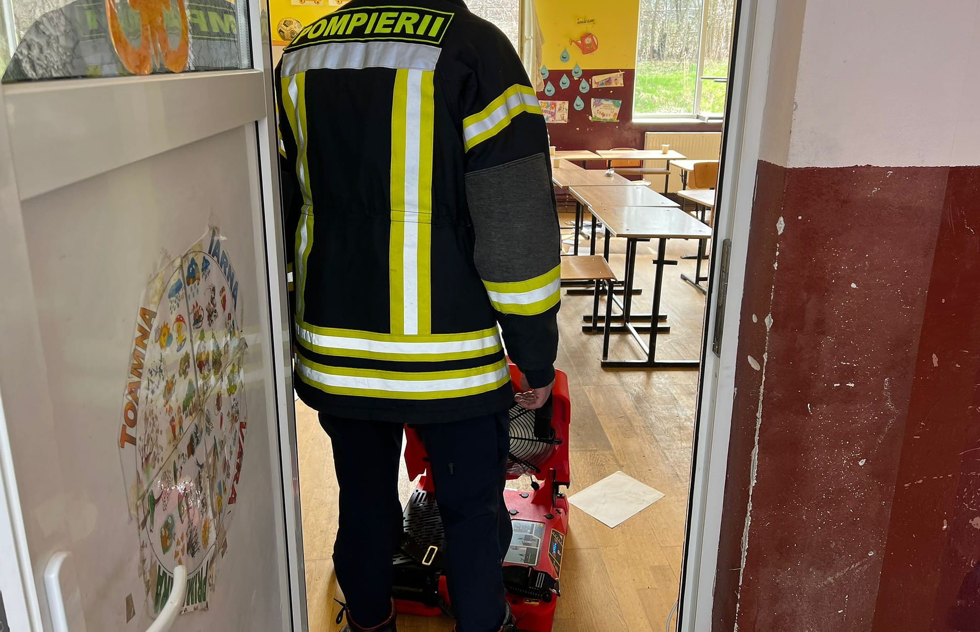 foto incendiu la școala din scoreiu - zeci de elevi și dascăli, evacuați de urgență