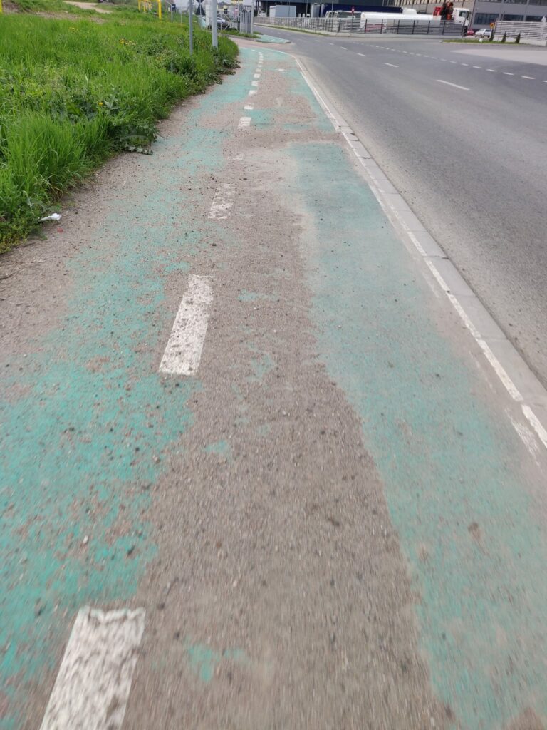 foto probleme la pista de biciclete din rășinari și cea de pe strada podului - sunt pline de denivelări, gropi și pietriș
