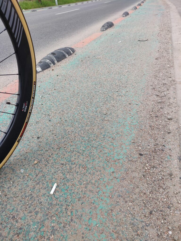 foto probleme la pista de biciclete din rășinari și cea de pe strada podului - sunt pline de denivelări, gropi și pietriș