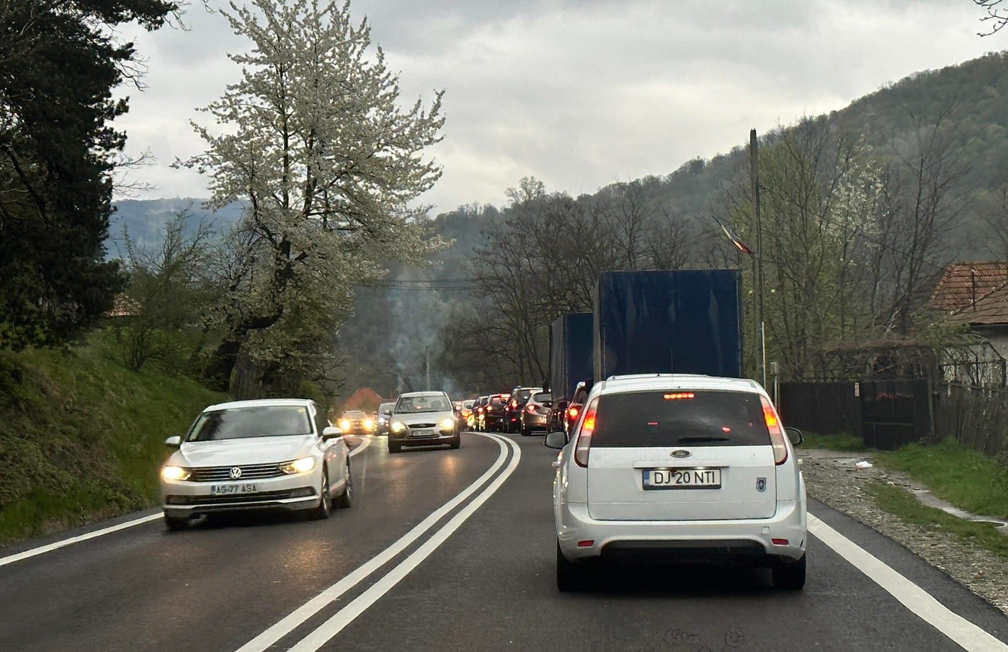 trafic infernal pe valea oltului - coloană de mașini de 20 de kilometri