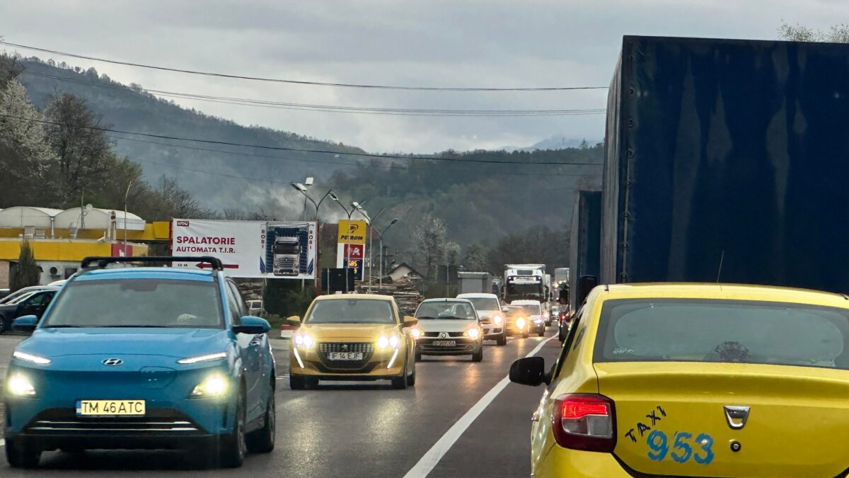 trafic infernal pe valea oltului - coloană de mașini de 20 de kilometri