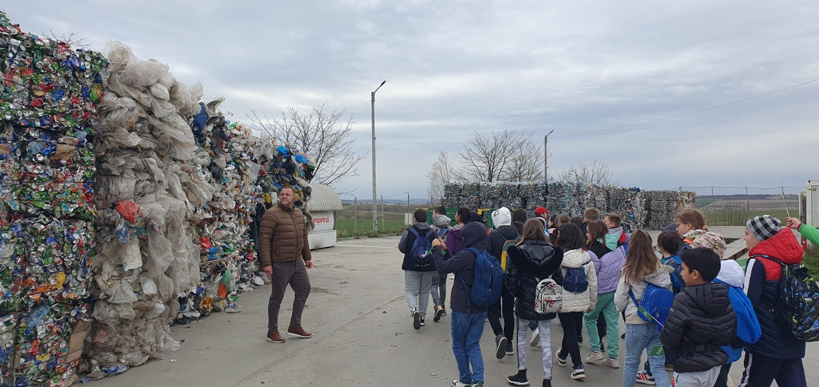 de la teorie la practică în săptămâna verde: sute de elevi sibieni au văzut cum se reciclează la stația de sortare soma