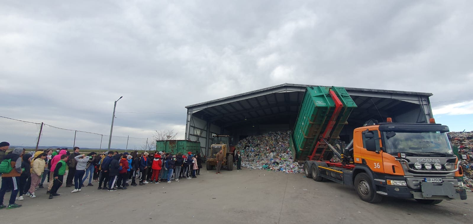 de la teorie la practică în săptămâna verde: sute de elevi sibieni au văzut cum se reciclează la stația de sortare soma