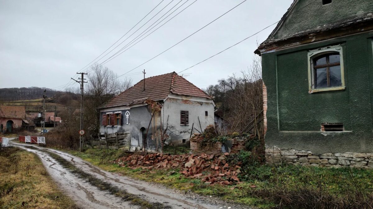 satul din transilvania unde cel mai tânăr locuitor are 70 de ani - este situat la limita dintre județele alba și sibiu