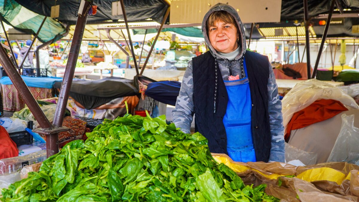 Rețete de detoxifiere cu verdețuri din Piața Cibin - Spanac „opărit” și salată de leurdă