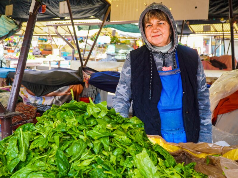 rețete de detoxifiere cu verdețuri din piața cibin - spanac „opărit” și salată de leurdă