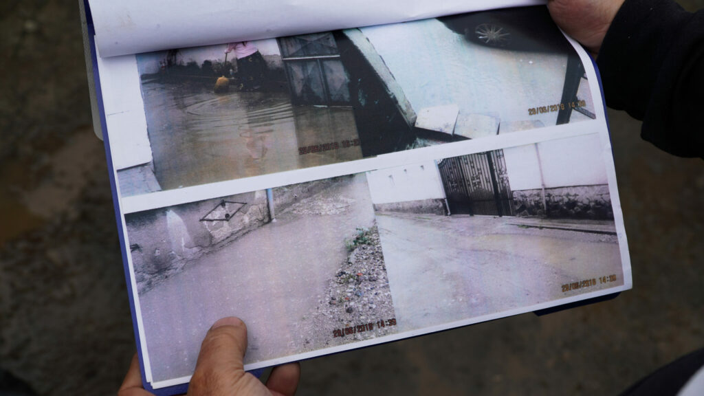 foto video calvarul trăit de locuitorii de pe strada trifoiului. de zece ani e plină de gropi – locatari: ”ne-am stricat mașinile”