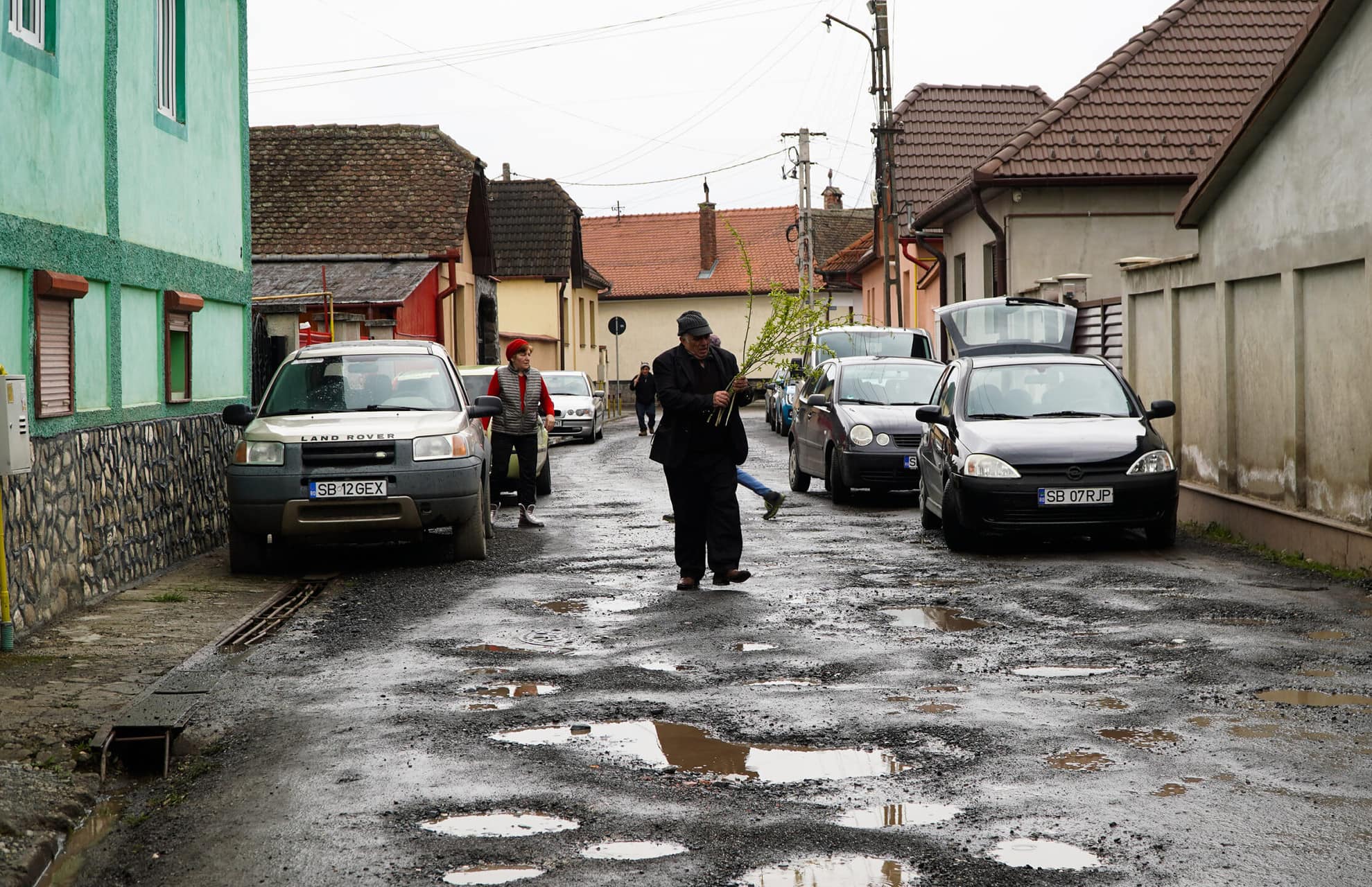 foto video calvarul trăit de locuitorii de pe strada trifoiului. de zece ani e plină de gropi – locatari: ”ne-am stricat mașinile”