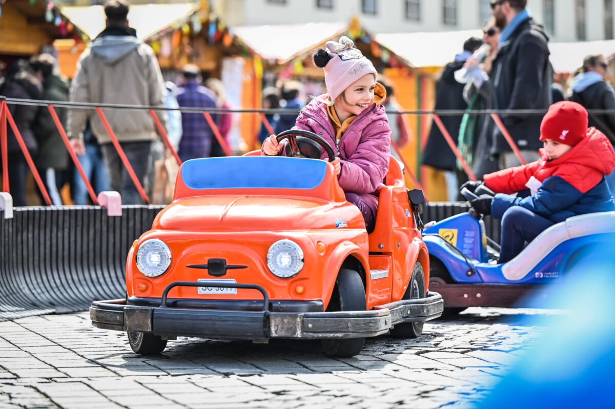 ponturi pentru vacanța copiilor la sibiu - ateliere de vopsit ouă, petreceri tematice și distracție în târgul de paște