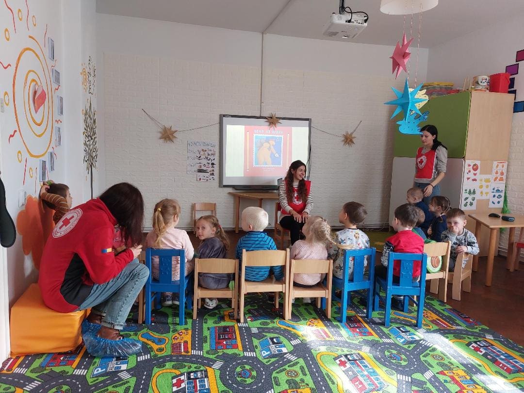 tânără din ucraina, educatoare la sibiu. daria are grijă de 30 de copii ucraineni