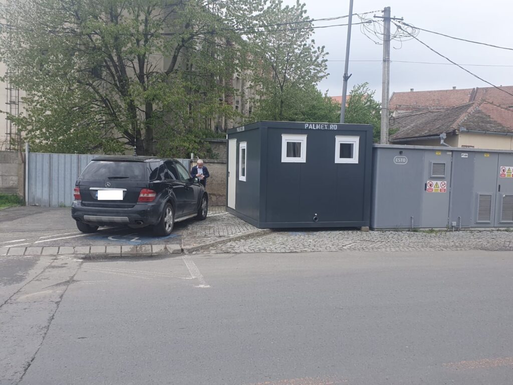 foto protest al unui sibian din gară din cauza desființării unui loc de parcare pentru persoanele cu dizabilități - “este bătaie de joc!”