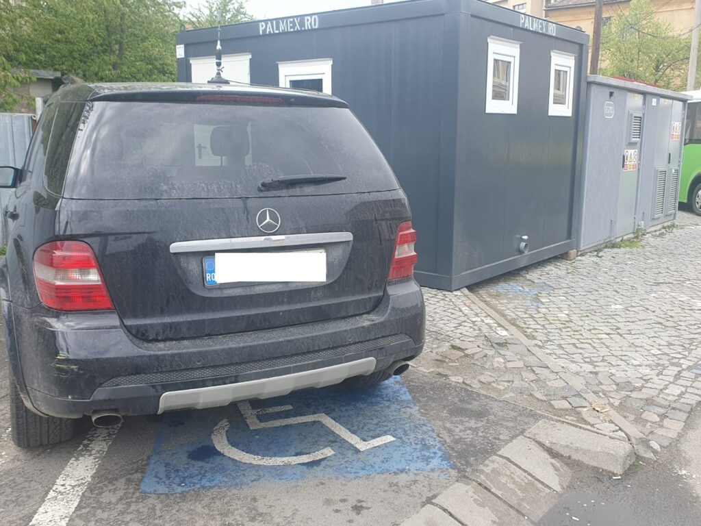 foto protest al unui sibian din gară din cauza desființării unui loc de parcare pentru persoanele cu dizabilități - “este bătaie de joc!”