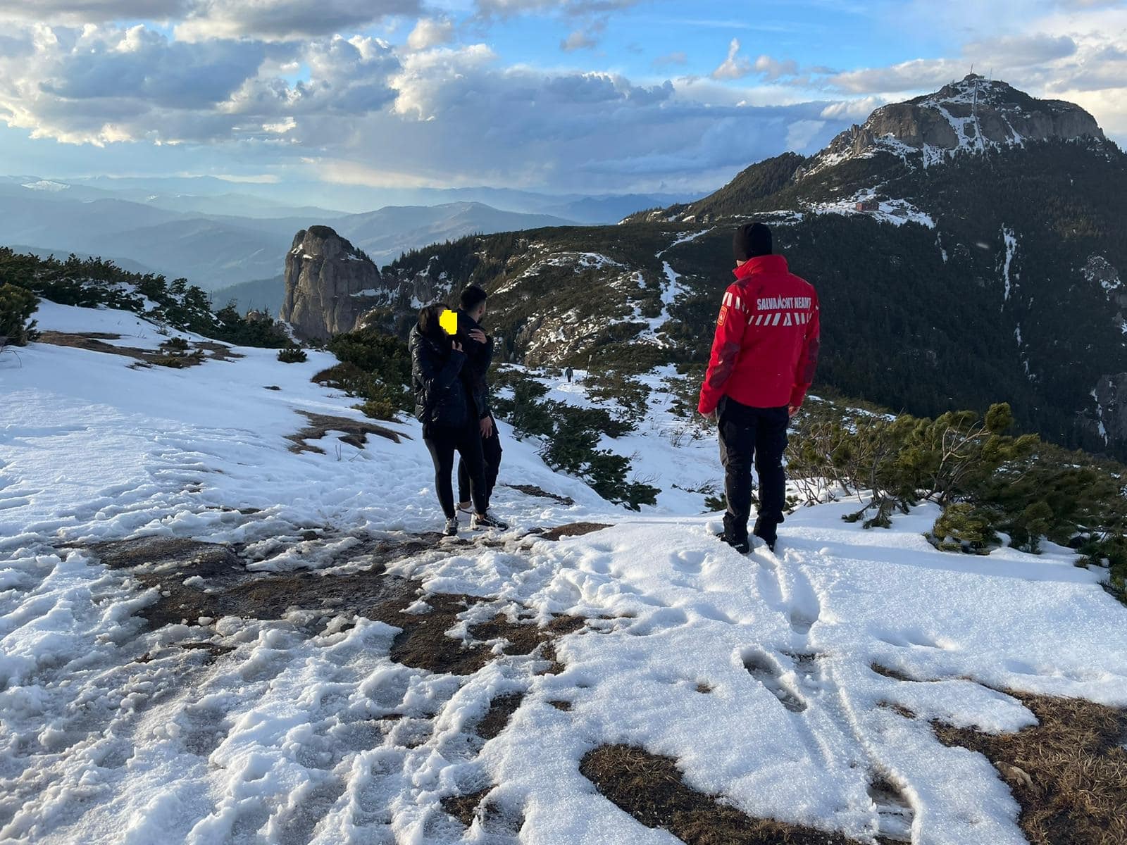 turiști în colanți și cu gleznele goale, salvați de salvamontiști - au rămas înzăpeziți pe munte