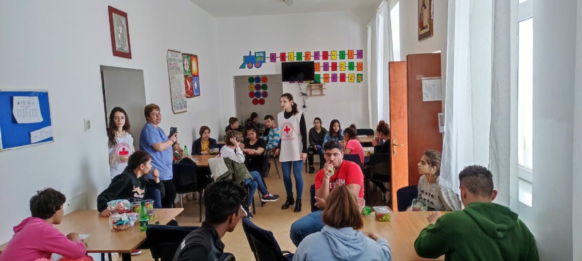 surprize de paște pentru zeci de copii de la centrul de plasament de la turnu roșu - voluntarii de la crucea roșie sibiu au organizat un atelier de pictură