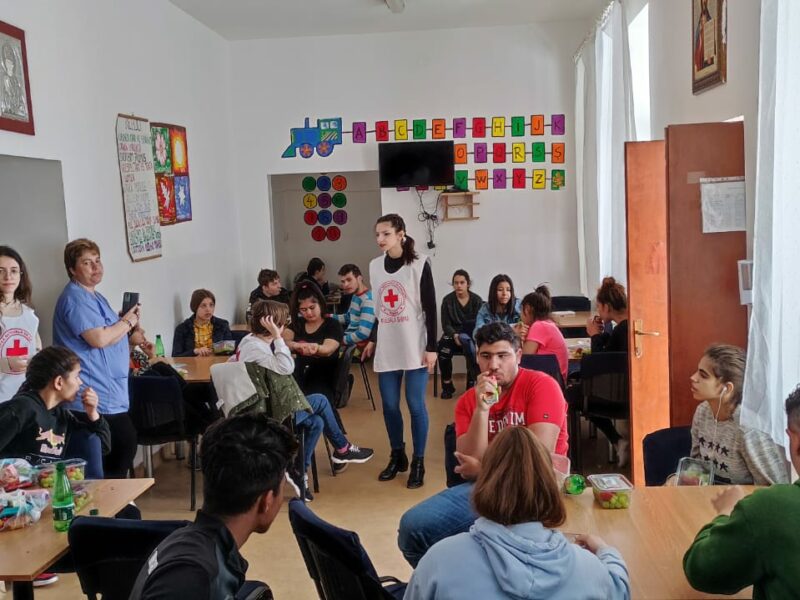 Surprize de Paște pentru zeci de copii de la centrul de plasament de la Turnu Roșu - Voluntarii de la Crucea Roșie Sibiu au organizat un atelier de pictură