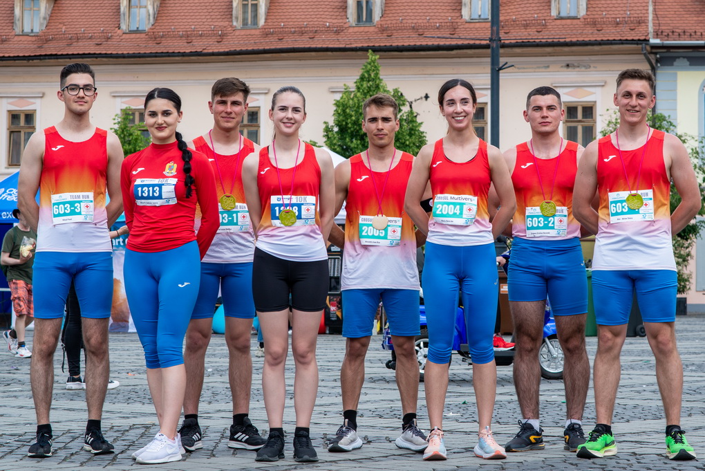 foto studenții de la academia forțelor terestre pe podium la maratonul internațional al sibiului