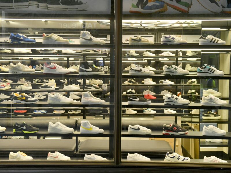 mai mulți hoți au furat sute de pantofi - în cutii au găsit doar adidasul drept