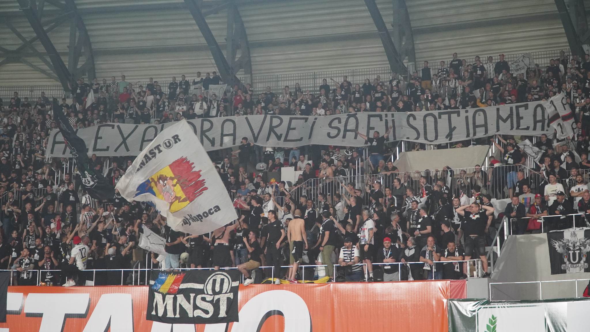 live foto video - finala cupei româniei: atmosferă ca în champions league pe municipalul din sibiu - fanii lui u cluj fac spectacol!