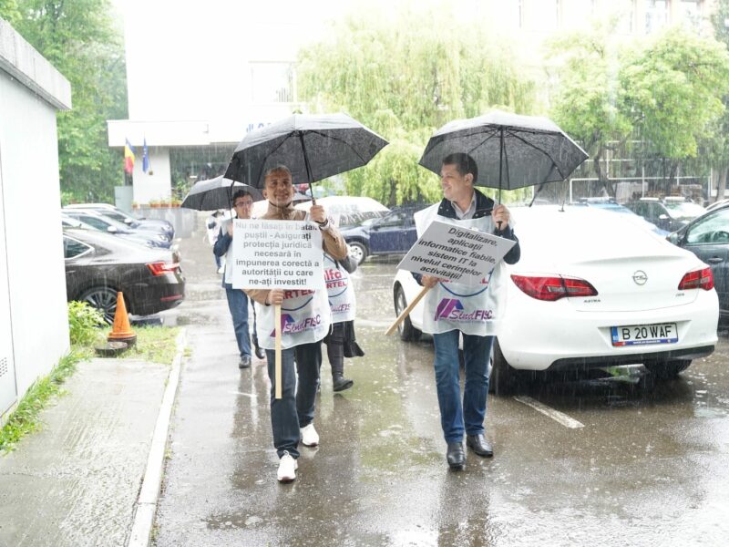 proteste la fisc - angajații nemulțumiți de condițiile de lucru si de salarii