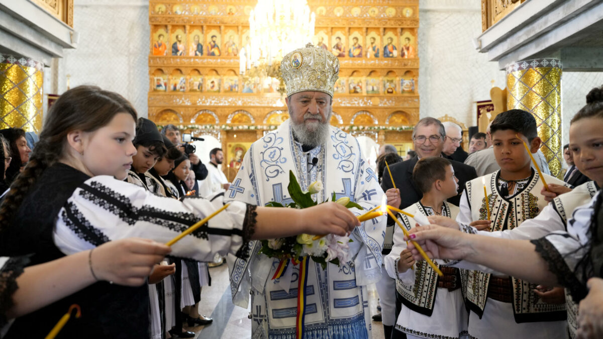 foto slujbă de sfințire la biserica daia în a șaptea duminică după paști binecuvântată de înaltpreasfinţitul laurenţiu