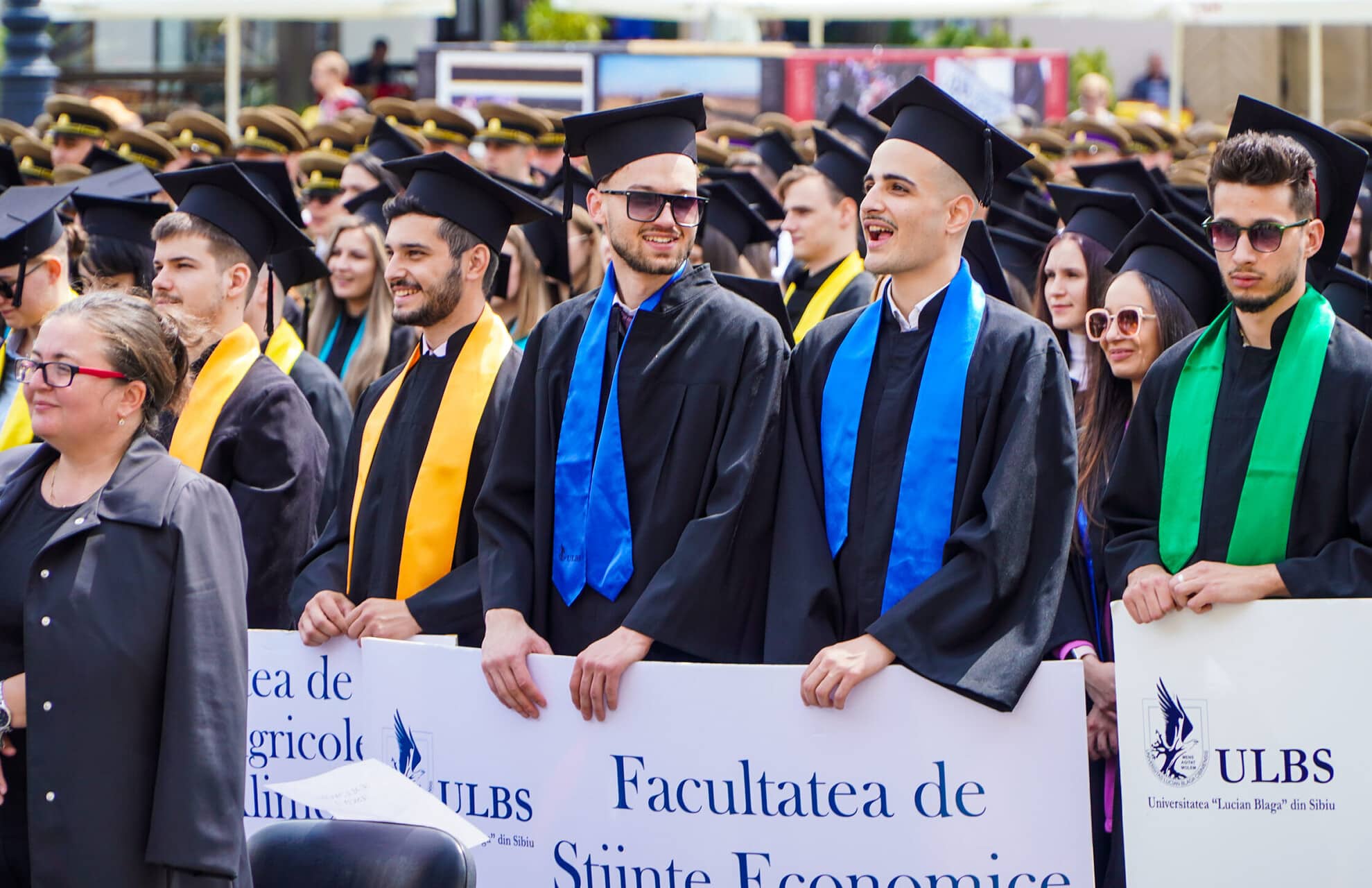 foto video sute de toci aruncate în piața mare - studenții ulbs și aft au sărbătorit absolvirea pe ritmuri muzicale și glume